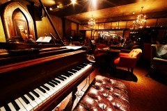 The piano bar. Photo by Paul Barnett.